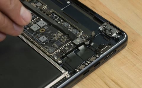 15英寸MacBook Air分解揭示熟悉的设计和升级的六扬声器音响系统