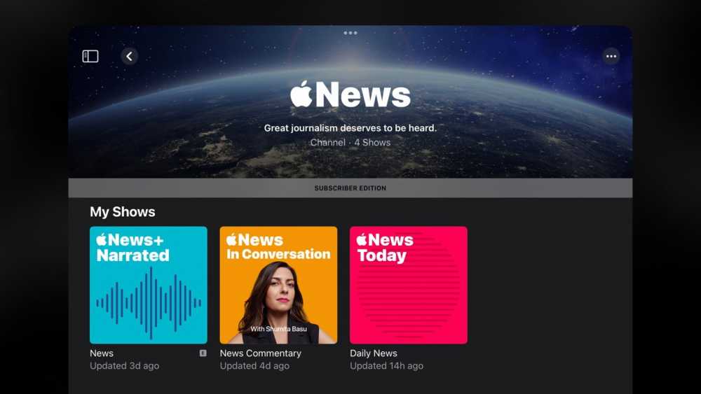 iPad 上显示的 Apple News 播客的屏幕截图，其中有三个内容选项，标题为 News+ Narrated、News In Conversation 和 News Today，每个选项都有更新和可视化标识符。