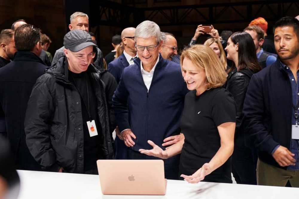 2018 MacBook Air Tim Cook