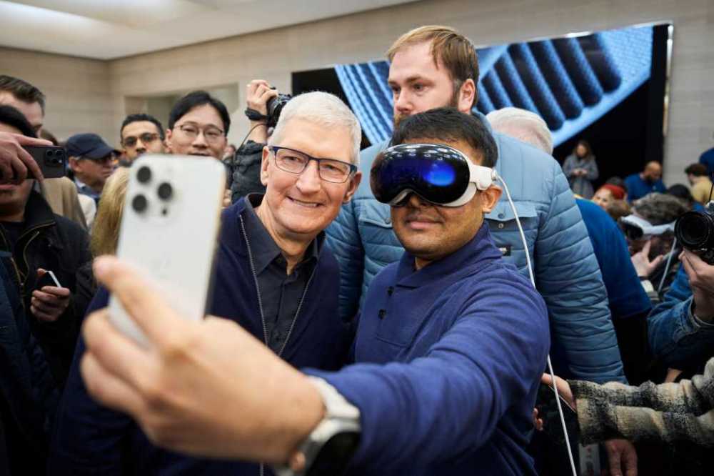 Apple Vision Pro Tim Cook