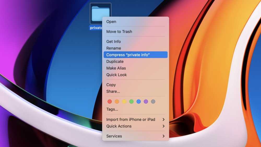 具有丰富抽象壁纸和打开内容菜单的Mac桌面，提供了压缩名为“私人信息”的文件夹的选项