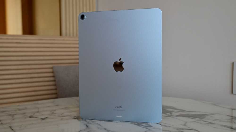 新款M2 iPad Air的蓝色背面