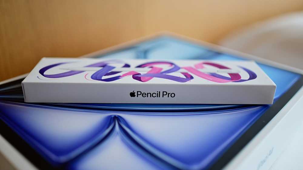 Apple Pencil Pro放在iPad Air盒子上