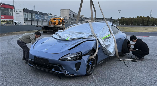 赛道撞墙 博主称小米SU7刹车踏板脚感无变化:官方释疑