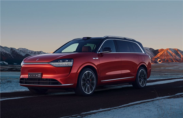 问界M9上市6个月,大定破10万:力压传统豪华品牌