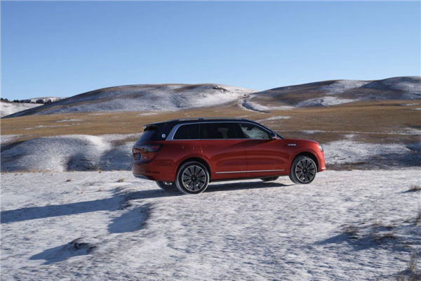 问界M9上市6个月，大定破10万：力压传统豪华品牌