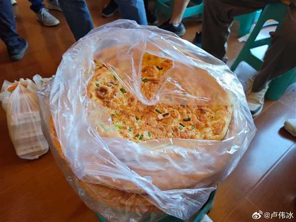 卢伟冰晒吐鲁番夏测特色午餐：来新疆必吃  