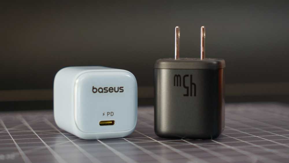 两款USB墙壁充电器，分别为浅蓝色USB-C接口和一个黑色双金属插头的充电器。