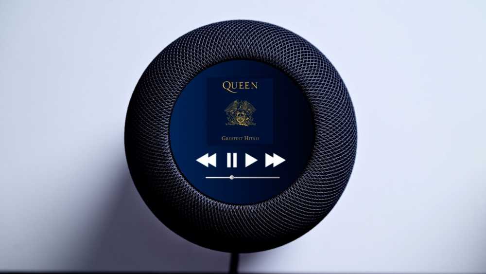智能音箱带有一个显示专辑封面和音乐播放控制的屏幕，背景为浅色。