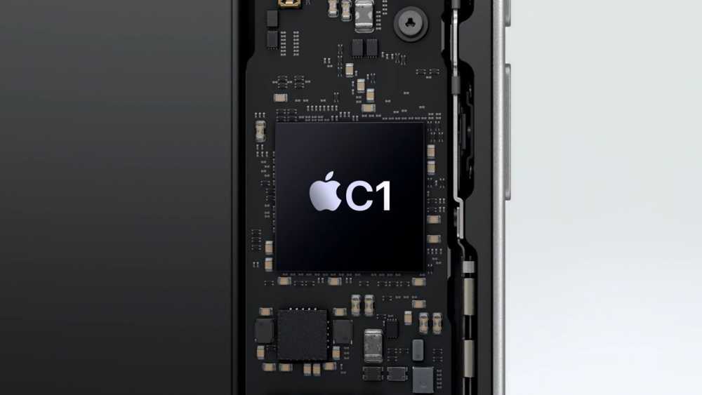 一张智能手机内部电路板的特写视图，其中有一个带有苹果标志和'C1'字样的中央芯片，周围环绕着各种组件和连接。