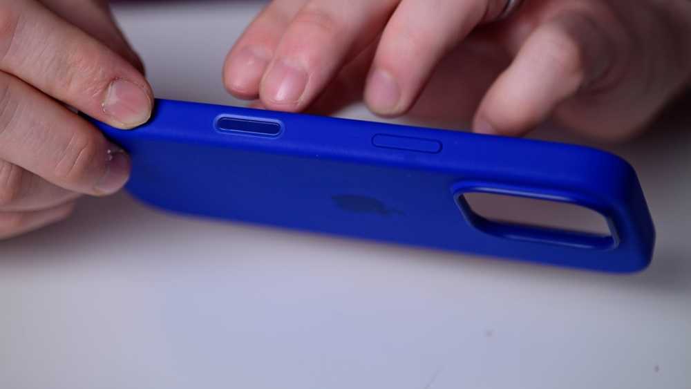 采用蓝宝石相机控制按钮的苹果超音蓝色 iPhone 16 Pro 保护壳