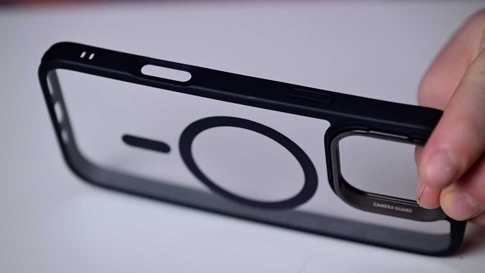 一个透明和黑色的 iPhone 16 Pro 保护壳，侧面有一个用于相机控制按钮的切口
