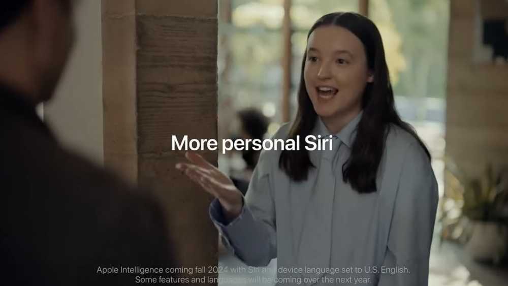 一个人在室内微笑，参与对话，文字“更个性化的 Siri”叠加显示。