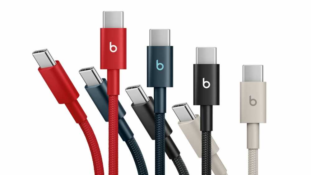 多条 USB-C 数据线，颜色各异，包括红色、蓝色、黑色和米色，每个连接器上都有 Beats 标志。