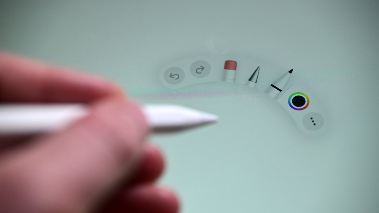 手握 Apple Pencil Pro 在数字屏幕上，屏幕显示绘图工具，包括撤消、重做、橡皮擦、笔尖和颜色选项。