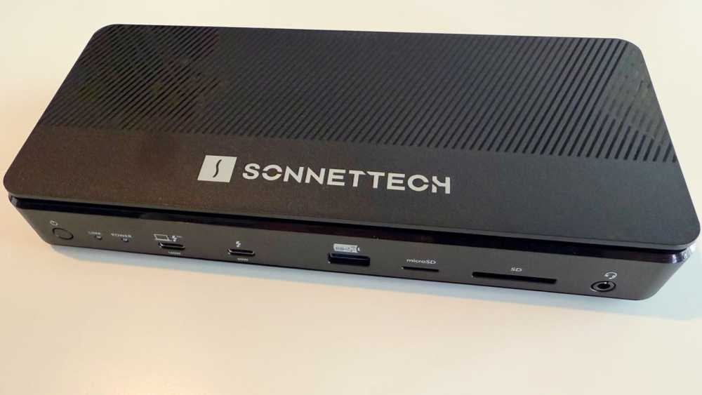黑色 SonnetTech 扩展坞，具有多个端口，包括 USB、HDMI、microSD 和 SD 卡插槽，采用时尚的凹槽顶部设计。