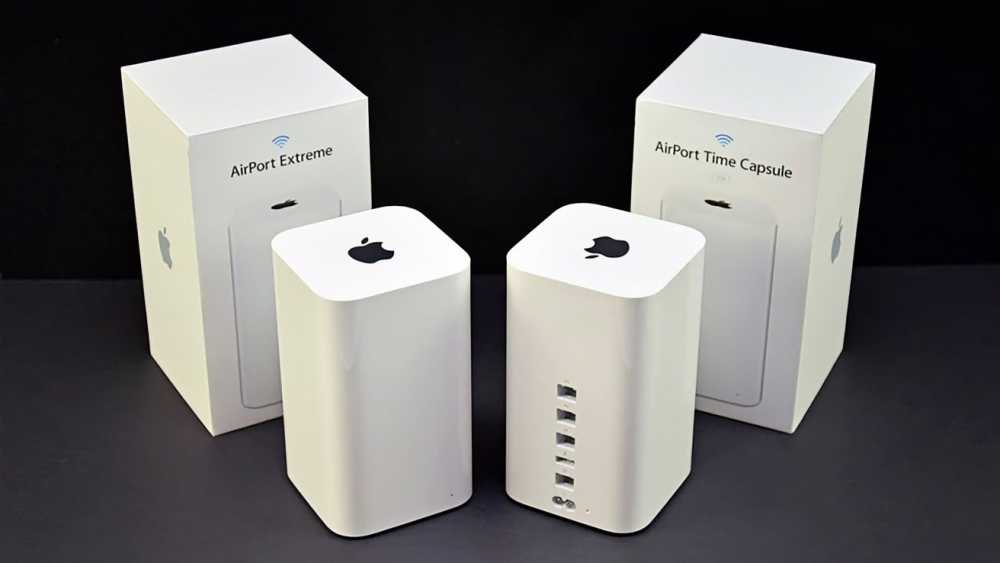 两台白色的 Apple 路由器，带有黑色的 logo，周围是配套的 AirPort Extreme 和 AirPort Time Capsule 包装盒，背景为深色。