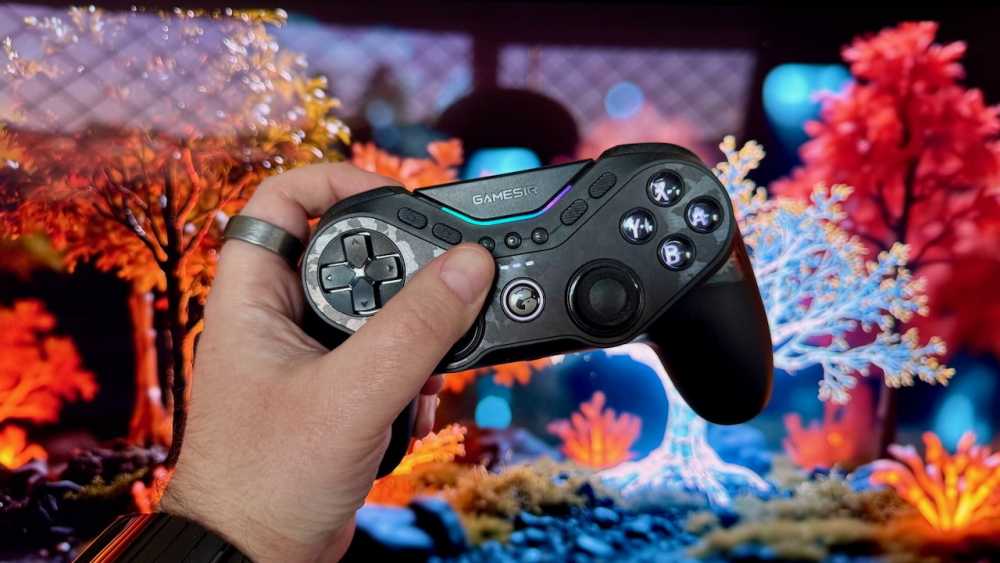 一只手拿着Tarantula Pro手柄，背景是充满活力的红色和蓝色发光树木，以及模糊的彩色背景。