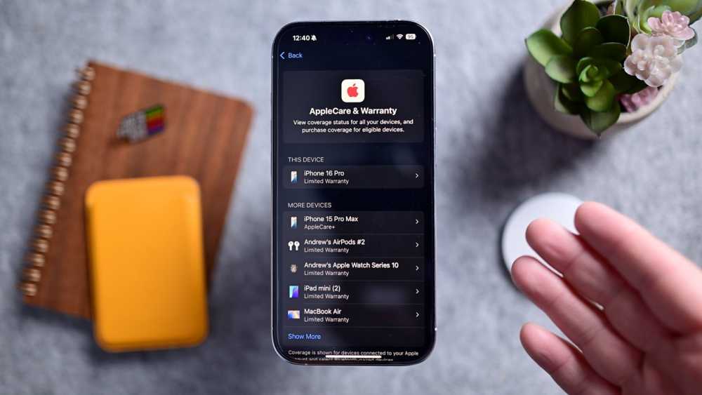 显示 AppleCare 和保修视图以及设备列表的 iPhone