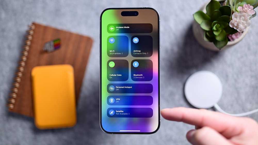 iPhone 在灰色桌面上显示控制中心，其中包含各种设置和连接切换开关