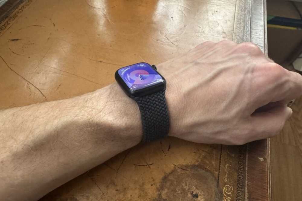 佩戴在手腕上的Apple Watch编织单圈表带