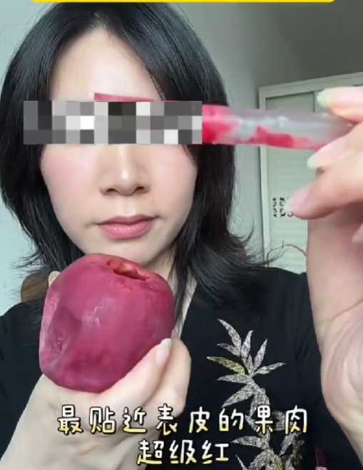 女子吃苹果剩下完整苹果皮：用吸管一点点吸出果肉