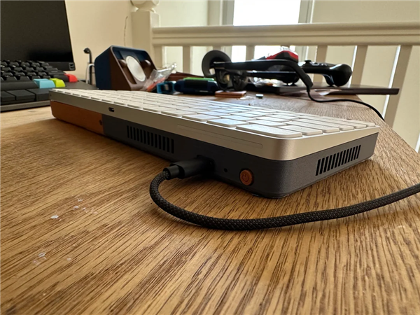 Steam Deck塞进苹果妙控键盘：秒变便携游戏PC
