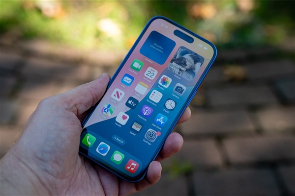 苹果官网页面调整：iPhone国行用户期待的AI板块消失了