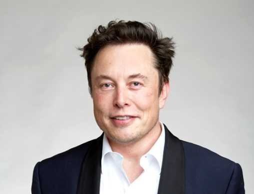 CEO和女高管演唱会亲密互动被投屏 当事人道歉 马斯克回复笑哭了