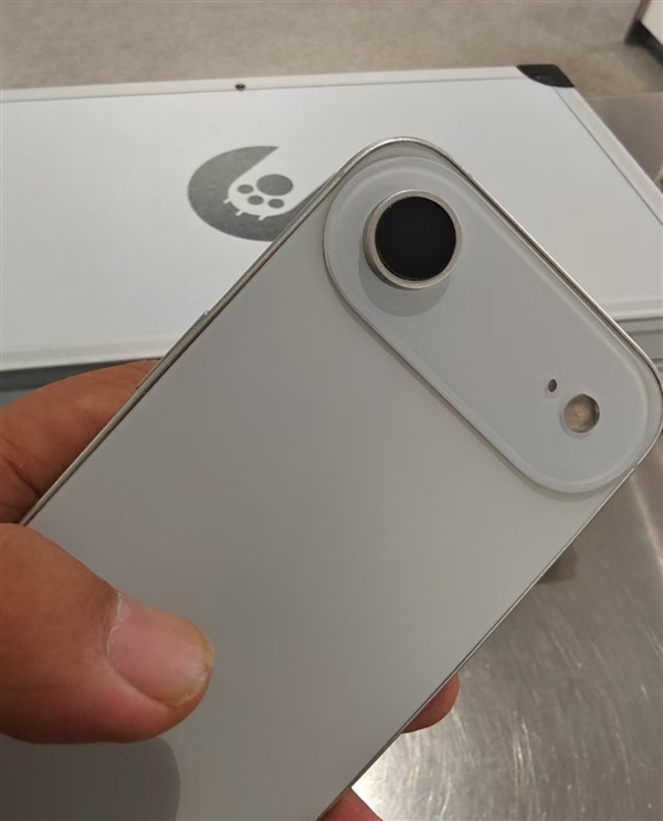 李楠晒出iPhone 17 Air模型：轻薄真的是杀手锏