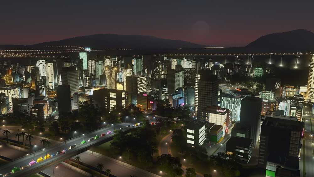 夜间城市天际线，灯火通明的建筑，繁忙的道路和五颜六色的车辆。背景是黄昏天空下的山丘和带灯光的桥梁。