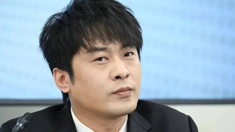 辛巴退网：一步一回头！