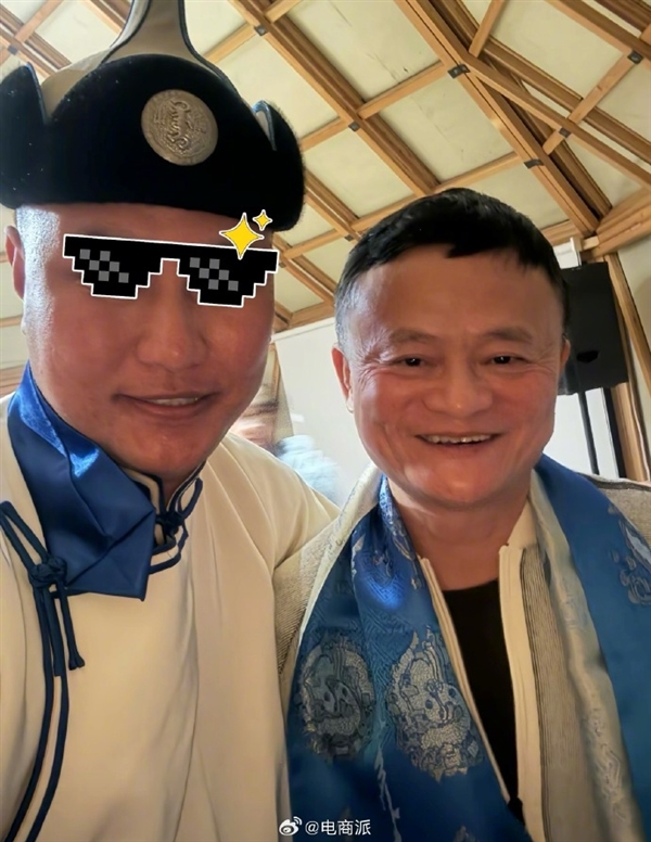网友内蒙偶遇马云晒合照：谦逊有礼 酒量也不错
