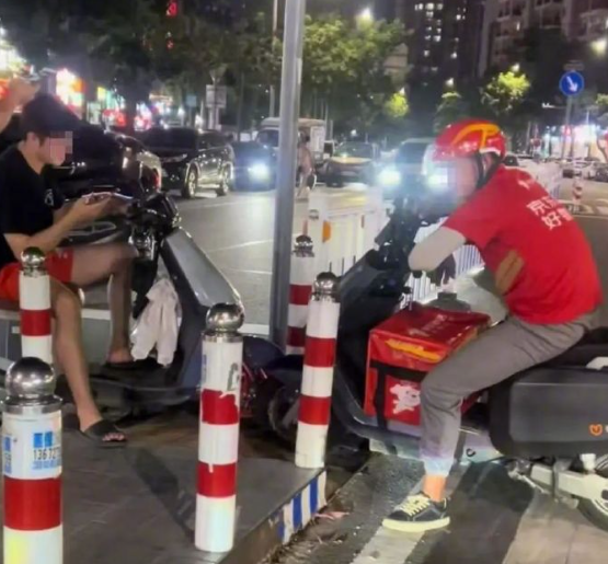 外卖小哥与男子斗气马路中间对峙4小时
