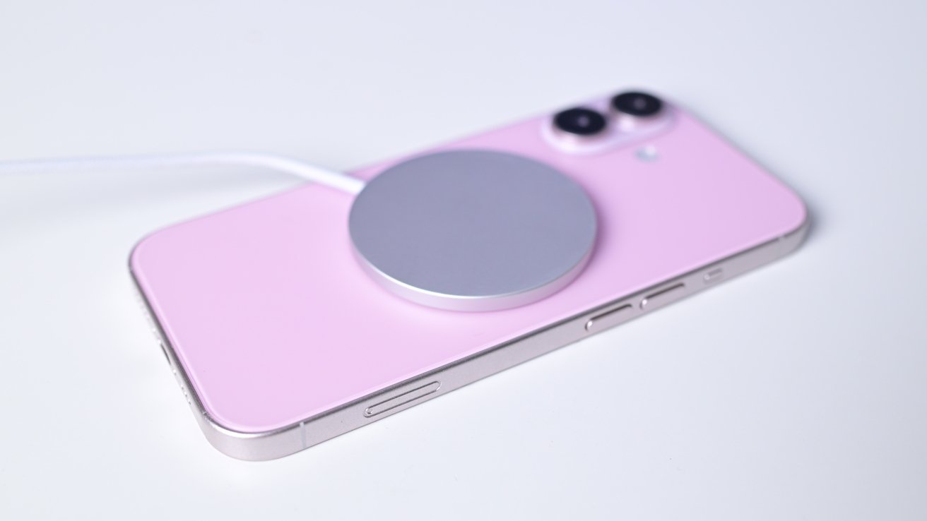 iPhone 16搭配MagSafe充电器