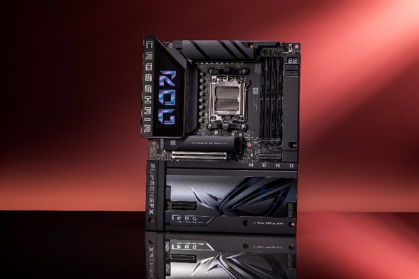华硕ROG X870E HERO BTF背置主板震撼科隆游戏展