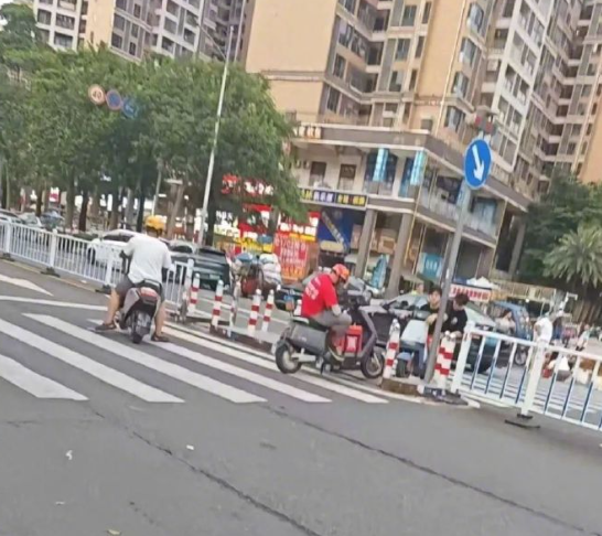 外卖小哥与男子斗气马路中间对峙4小时