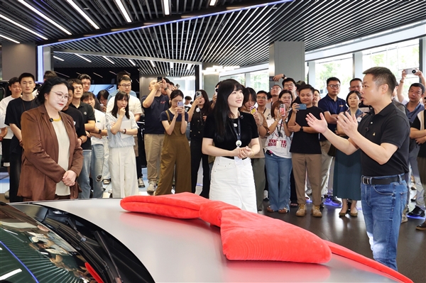 王凤英亲自交车！何小鹏喜提全新小鹏P7：没有鹏翼门的鹏翼版