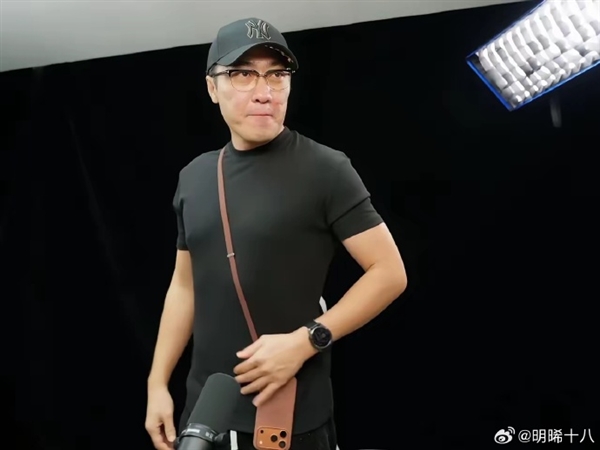 479元一根的苹果17挂绳真有人买:王自如晒上身效果 感受下