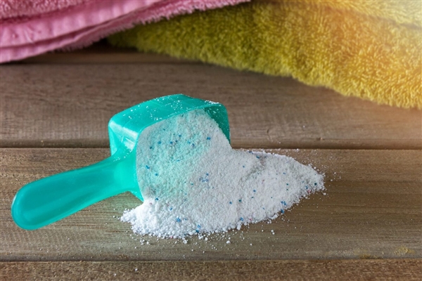 女子照出全家发光源头竟是洗衣粉:全家人衣物存在荧光现象