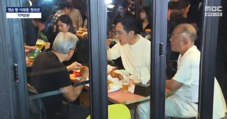 时隔15年访韩 黄仁勋与三星李在镕、现代汽车郑义宣吃炸鸡、喝交杯酒