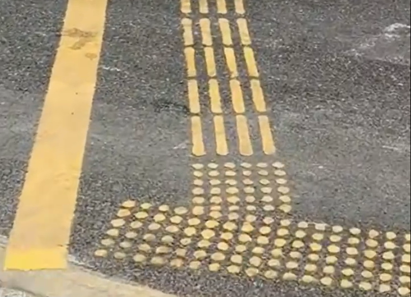 网友点赞深圳地铁施工:现场设临时盲道、无障碍设施