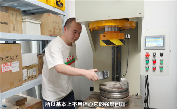 iPhone Air液压机暴力抗弯测试：100公斤终于压断了
