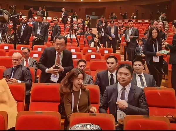 刘强东章泽天合体现身韩国 同框参加活动表情严肃