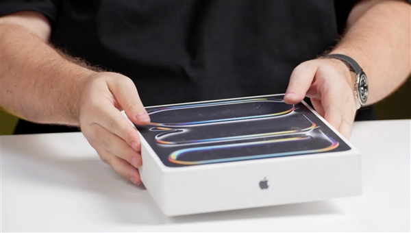 曾抢跑M4 MacBook Pro！俄罗斯博主再抢先开箱苹果M5 iPad Pro