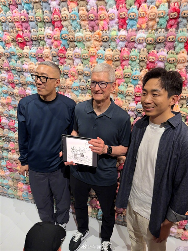苹果CEO库克现身上海：与LABUBU之父合影