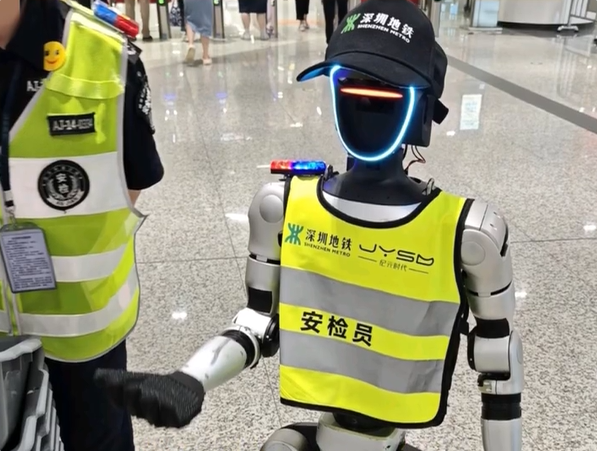 是否裁人引热议！深圳地铁启用机器人担任安检员 