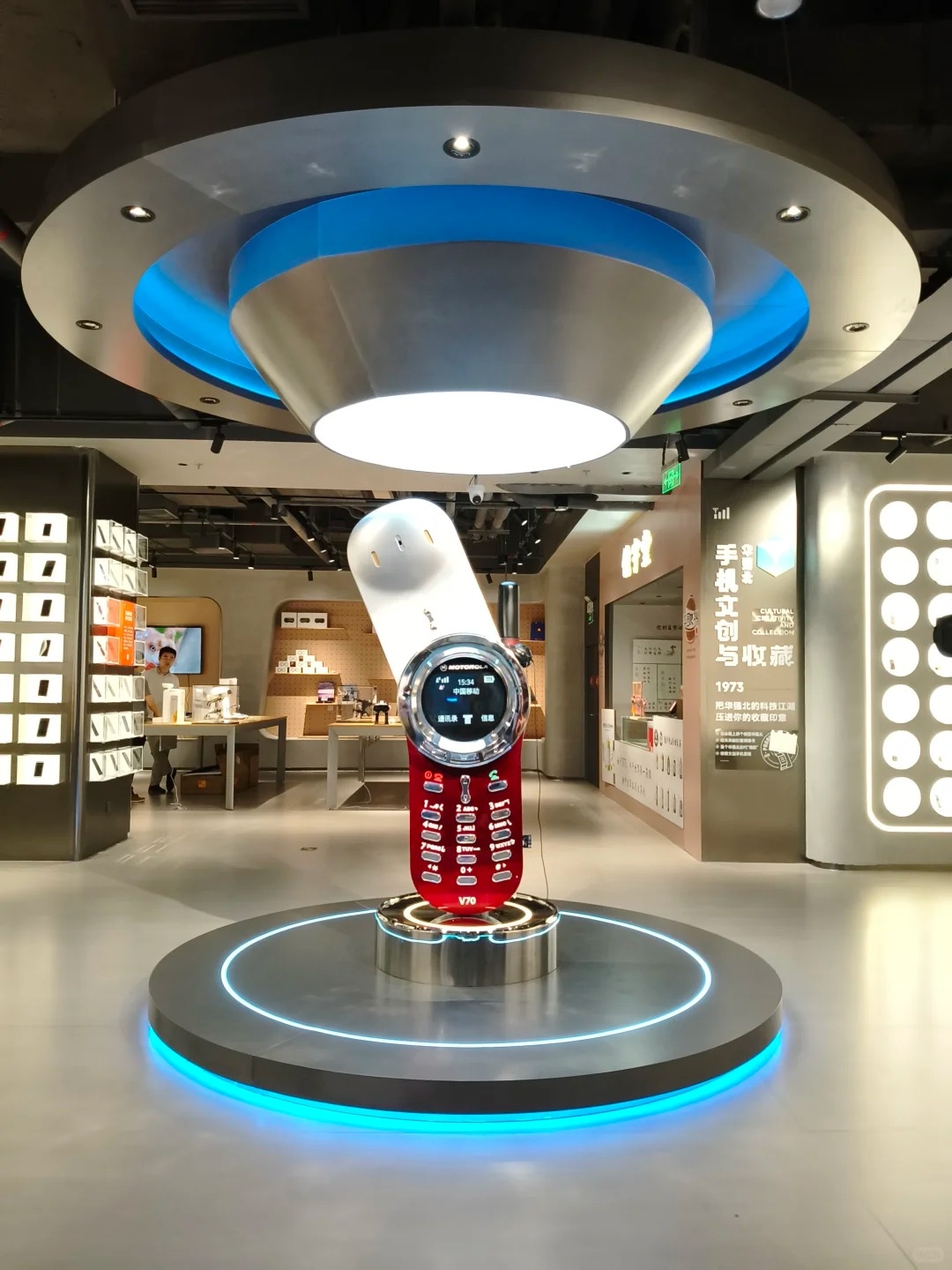 男子定制2米高摩托罗拉手机:精准还原V70 可正常通话