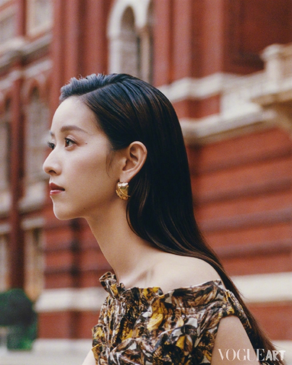 章泽天登上VOGUEArt最新封面 担任VOGUE客座总监