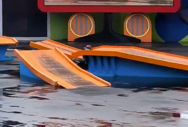 摩托车特技表演